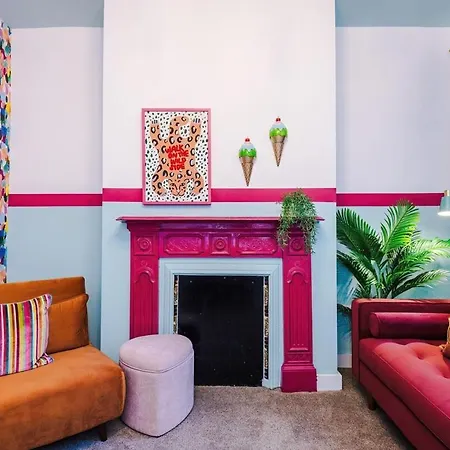 6-Bed Funky Getaway Unique Vibes-2