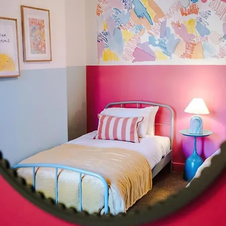 6-Bed Funky Getaway Unique Vibes-3